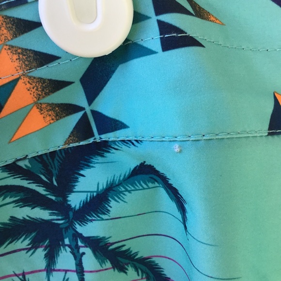 Billabong Men's shorts Size 36 EUC Aqua Blue with Island print - Picture 2 of 16